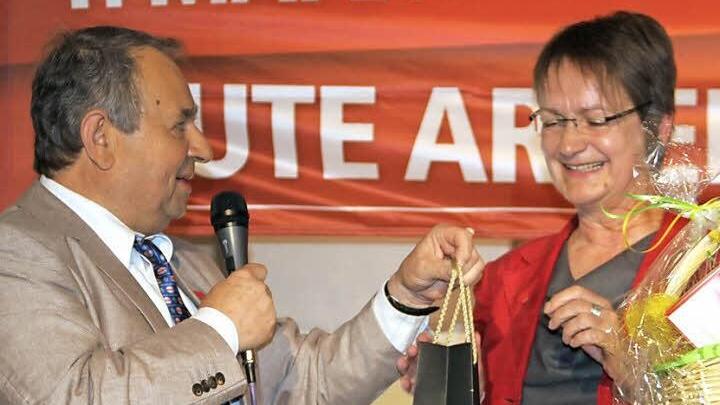 Heinz Gärtner bedankt sich bei Verdi-Bezirksgeschäftsführerin Doris Stadelmeyer für ihre engagierte Rede über den Mindestlohn und Europa.  Fotos: Gerda Völk