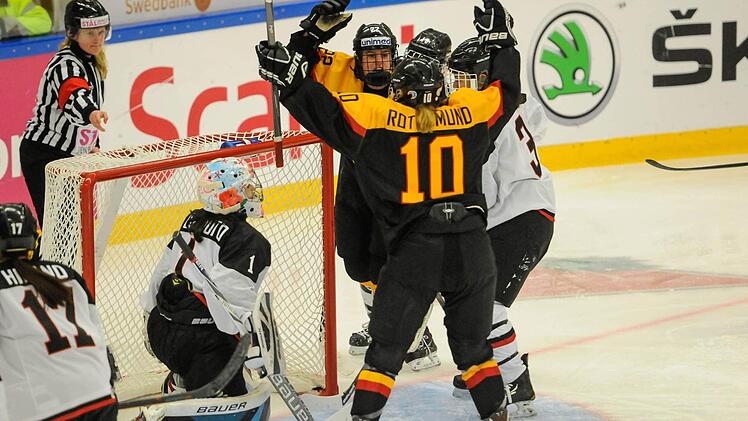 Yvonne Rothemund jubelt über das 2:0 gegen Japan. Foto: imago