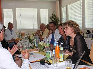 In der Steigerwaldklinik Burgebrach präsentierte Matthias Gabeli von der DAK (im Vordergrund links) die Statistik zu den Fehltagen.  Foto: PR