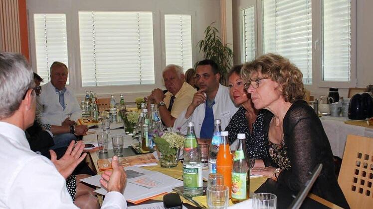 In der Steigerwaldklinik Burgebrach präsentierte Matthias Gabeli von der DAK (im Vordergrund links) die Statistik zu den Fehltagen.  Foto: PR
