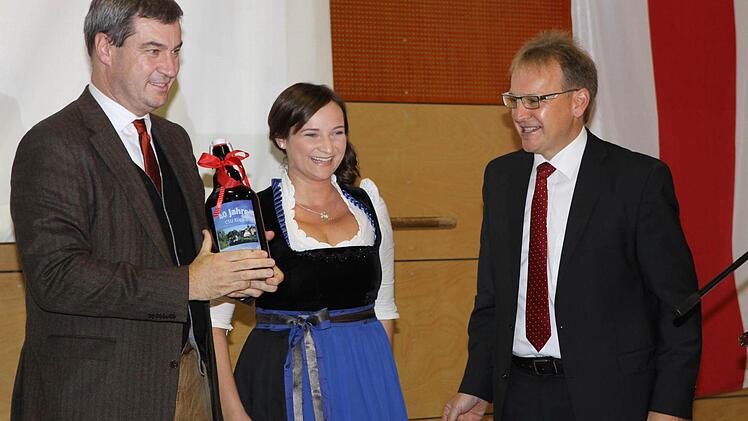 Die ehemalige Bayerische Bierkönigin Tina Rüger überreichte als Gastgeschenk eine große Flasche Bier an den Minister. Mit im Ortsvorsitzender Bernd Rebhan.  Foto: Michael Wunder