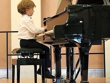 Die Beine des Pianisten Mattei Tabus baumeln noch in der Luft. Fotos: Andreas Welz