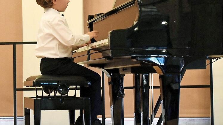 Die Beine des Pianisten Mattei Tabus baumeln noch in der Luft. Fotos: Andreas Welz