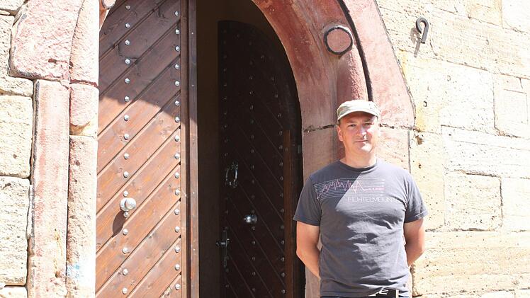 Otto Schardt vor der neuen Eingangstür Foto: Popp