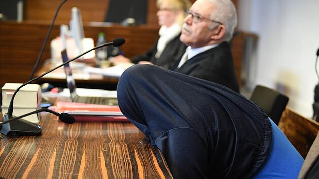 Die Staatsanwaltschaft wirft dem 53-j&auml;hrigen  vor, seine Ex-Freundin und den gemeinsamen Sohn  am 28. Juli 2017 im Auto vor einer Tiefgaragenausfahrt in Teningen bei Freiburg erstochen zu haben. Foto: Patrick Seeger/dpa