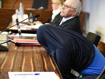 Die Staatsanwaltschaft wirft dem 53-jährigen  vor, seine Ex-Freundin und den gemeinsamen Sohn  am 28. Juli 2017 im Auto vor einer Tiefgaragenausfahrt in Teningen bei Freiburg erstochen zu haben. Foto: Patrick Seeger/dpa