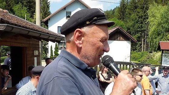 Vorsitzender Andreas Buckreus sorgte vor dem Start für die Übersicht. Seit 38 Jahren ist er eine der tragenden Säulen der Flößerei und setzt sich leidenschaftlich für seine Flößer ein.