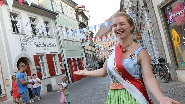 Sandmadla Laura Hatzold in der Bamberger Altstadt am ersten Tag der Sandkerwa 2018.  Foto: Barbara Herbst