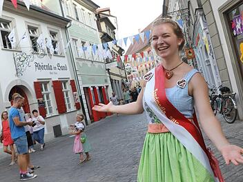 Sandmadla Laura Hatzold in der Bamberger Altstadt am ersten Tag der Sandkerwa 2018.  Foto: Barbara Herbst