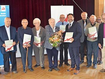 Gerhard Schramm (5. von links) wurde für 70-jährige Gewerkschaftstreue geehrt. Mit im Bild sind die Jubilare, die seit 60 Jahren Mitglieder der IGBCE sind sowie Bezirksleiter Holger Kempf (7. von links), Wolfgang Schmitt (rechts), Marina Schmitt (3. v.r.), Dritter Bürgermeister Klaus Neubauer (5.v.r.) sowie Werner Fehn, der Betriebsratsvorsitzende von Wiegand-Glas (links).  Fotos: Karl-Heinz Hofmann