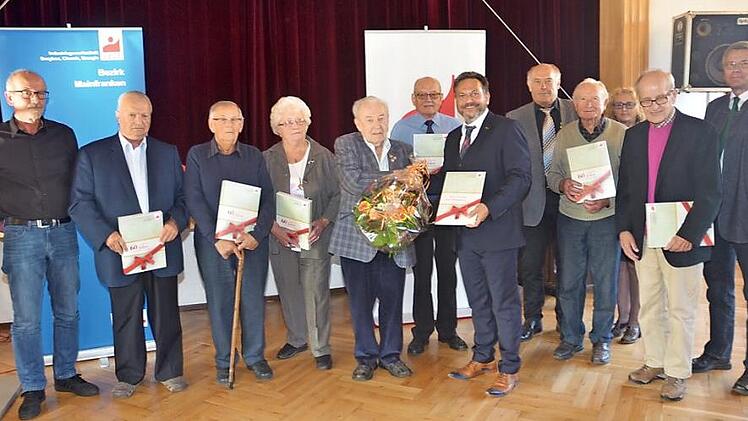 Gerhard Schramm (5. von links) wurde für 70-jährige Gewerkschaftstreue geehrt. Mit im Bild sind die Jubilare, die seit 60 Jahren Mitglieder der IGBCE sind sowie Bezirksleiter Holger Kempf (7. von links), Wolfgang Schmitt (rechts), Marina Schmitt (3. v.r.), Dritter Bürgermeister Klaus Neubauer (5.v.r.) sowie Werner Fehn, der Betriebsratsvorsitzende von Wiegand-Glas (links).  Fotos: Karl-Heinz Hofmann