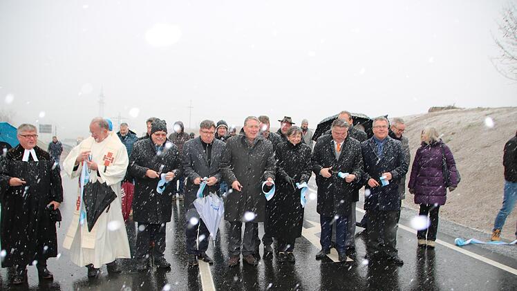Das Schneetreiben konnte die Freigabe der Ortsumgehung zum Gl&uuml;ck nicht verhindern.Foto: Stefanie Gleixner