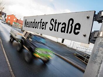 Im Bereich der Sonneberger Straße und Neundorfer Straße in Mitwitz endete am 18. Dezember 2018 der erste Teil einer spektakulären Verfolgungsjagd. Zwar stellte der Fahrer seinen schwarzen Audi dort ab, setzte seine Flucht dann aber zu Fuß fort. Inzwischen ist er gefasst. Foto: Marian Hamacher