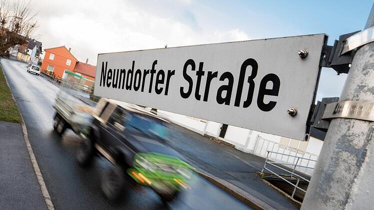 Im Bereich der Sonneberger Straße und Neundorfer Straße in Mitwitz endete am 18. Dezember 2018 der erste Teil einer spektakulären Verfolgungsjagd. Zwar stellte der Fahrer seinen schwarzen Audi dort ab, setzte seine Flucht dann aber zu Fuß fort. Inzwischen ist er gefasst. Foto: Marian Hamacher