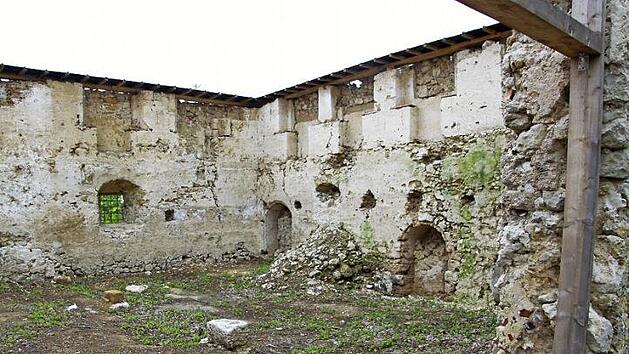 Die Au&szlig;enmauern der Majoratsscheune stehen noch. Jetzt soll die Geb&auml;udeh&uuml;lle ein attraktives Innenleben bekommen. Das beschloss der Gemeinderat. Foto: Reinhard L&ouml;wisch