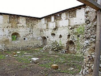 Die Außenmauern der Majoratsscheune stehen noch. Jetzt soll die Gebäudehülle ein attraktives Innenleben bekommen. Das beschloss der Gemeinderat. Foto: Reinhard Löwisch