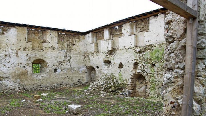 Die Außenmauern der Majoratsscheune stehen noch. Jetzt soll die Gebäudehülle ein attraktives Innenleben bekommen. Das beschloss der Gemeinderat. Foto: Reinhard Löwisch
