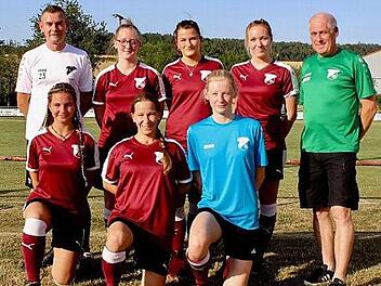 Der SV Gemeinfeld baut auf den Nachwuchs und einen neuen Trainer, hinten von links: Trainer Frank Glock, Sarah Schmitt (JFG Haßgau Weisachtal U17), Stefanie Heppt, Jördis Göttel (FC Frickendorf/Schottenstein), Vorstand Reinhold Klein; vorn von links: Isabel Ender (JFG), Claudia Bätz (SV Ostheim), Lisa Flachsenberger (JFG). Auf dem Bild fehlen Laura Hink, Leonie Pecht und Lisa Schlager (alle JFG). Foto: Dietz