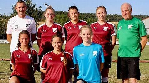 Der SV Gemeinfeld baut auf den Nachwuchs und einen neuen Trainer, hinten von links: Trainer Frank Glock, Sarah Schmitt (JFG Haßgau Weisachtal U17), Stefanie Heppt, Jördis Göttel (FC Frickendorf/Schottenstein), Vorstand Reinhold Klein; vorn von links: Isabel Ender (JFG), Claudia Bätz (SV Ostheim), Lisa Flachsenberger (JFG). Auf dem Bild fehlen Laura Hink, Leonie Pecht und Lisa Schlager (alle JFG). Foto: Dietz