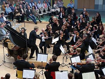 Das Sinfonieorchester der Kronacher Klassik Akademie begeisterte mit Sibelius, Grieg und Dvorák. Die 14-jährige "Zauberin am Klavier" Youwei Liu erwies sich als exzellente Solistin von Griegs Klavierkonzert a-Moll.Heike Schülein