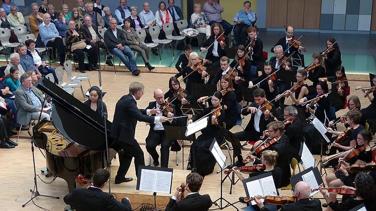 Das Sinfonieorchester der Kronacher Klassik Akademie begeisterte mit Sibelius, Grieg und Dvorák. Die 14-jährige "Zauberin am Klavier" Youwei Liu erwies sich als exzellente Solistin von Griegs Klavierkonzert a-Moll.Heike Schülein