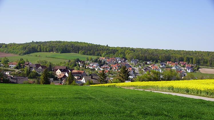 Die Zeit als weißer Fleck im Mobilfunknetz soll für Weisbrunn baldmöglichst vorbei sein. Etwa an dem Platz am Aicher Weg, an dem dieses Bild entstand, soll auf einem städtischen Grundstück ein Mobilfunkmast gebaut werden.
