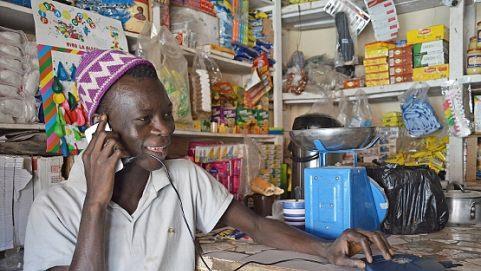 Ein Mann im Senegal lädt sein Handy mit einem Little-Sun-Gerät auf. Foto: Little Sun/dpa