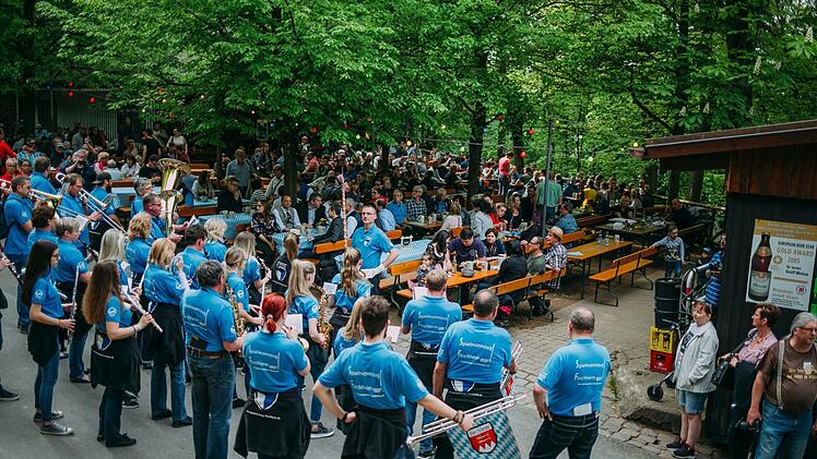 Forchheim: Der festliche Umzug von den unteren zu den oberen Kellern wird vom Spielmannszug Jahn Forchheim musikalisch umrahmt