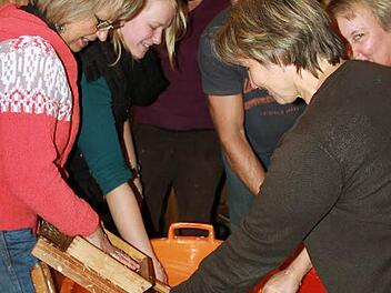 Beim Hobeln helfen alle mit. Fotos: Katharina Becht