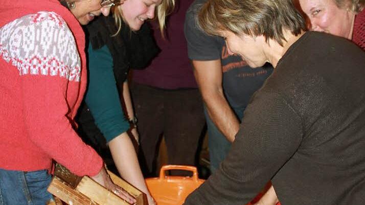 Beim Hobeln helfen alle mit. Fotos: Katharina Becht