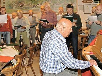 Vitus Karg feilt mit seinen Sängern an den Liedern fürs Jubiläum: Am Samstag, ab 19 Uhr ist es in der Sommerhalle in Mainleus soweit. Auch andere Chöre geben sich ein Stelldichein - und am Sonntag richtet der Willmersreuther Chor den Tag des Liedes aus. Fotos: Sonja Adam