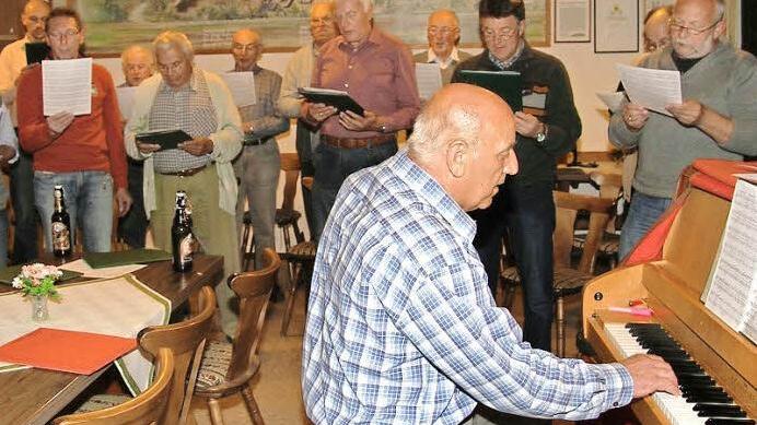Vitus Karg feilt mit seinen Sängern an den Liedern fürs Jubiläum: Am Samstag, ab 19 Uhr ist es in der Sommerhalle in Mainleus soweit. Auch andere Chöre geben sich ein Stelldichein - und am Sonntag richtet der Willmersreuther Chor den Tag des Liedes aus. Fotos: Sonja Adam