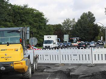 Für lange Staus sorgte am Montag die einseitige Sperrung an der Straßenbaustelle oberhalb der Unteren Saline. Fotos: Thomas Mäuser
