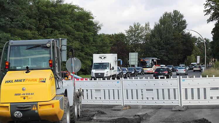 Für lange Staus sorgte am Montag die einseitige Sperrung an der Straßenbaustelle oberhalb der Unteren Saline. Fotos: Thomas Mäuser