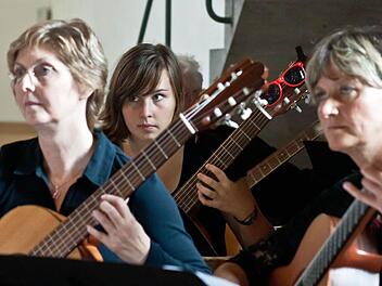 Konzentriert folgen die Instrumentalisten den gestalterischen Impulsen der Dirigentin Daniela Heise (kleines Foto oben). Fotos: Jochen Berger