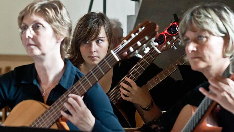 Konzentriert folgen die Instrumentalisten den gestalterischen Impulsen der Dirigentin Daniela Heise (kleines Foto oben). Fotos: Jochen Berger