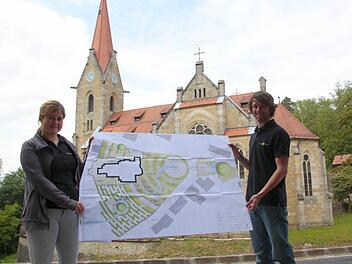 Katja Strauch (l.) will das Umfeld des "Jura-Doms" aufwerten. Foto: Josef Hofbauer