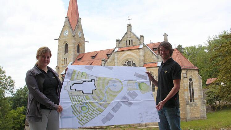 Katja Strauch (l.) will das Umfeld des "Jura-Doms" aufwerten. Foto: Josef Hofbauer