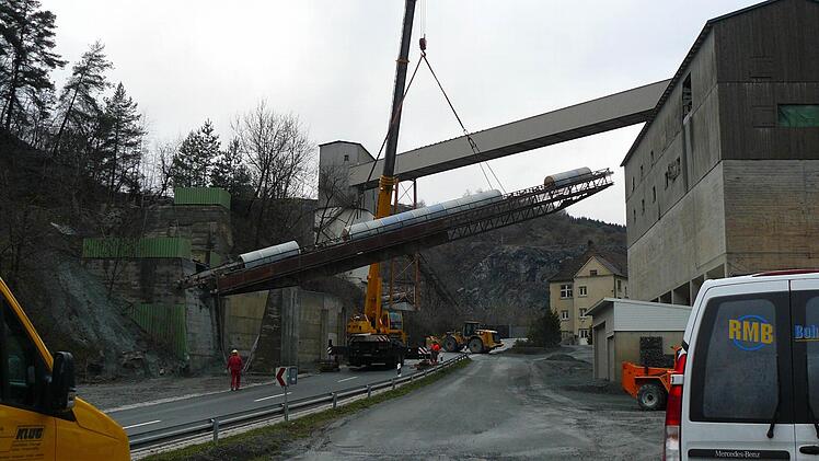 Sicher schwebt das 14-Tonnen-Gerät an seinen Platz zur Zwischenlagerung bis zur Verschrottung. Foto: Klaus-Peter Wulf