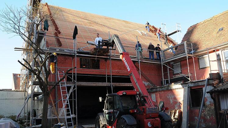An der Scheune haben die Mitglieder der Kulturgemeinschaft unter anderem das Dach umgedeckt, den Boden herausgerissen, Wände teilweise neu gemauert und mit Grundputz versehen. So bald wie möglich sollen ein neuer Holzboden und eine Heizung eingebaut werden. Foto: privat