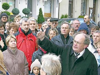 Josef Motschmann war einer, dem die Menschen gerne zuhörten, sei es als Mundartdichter oder bei seinen heimatgeschichtlichen Führungen (wie hier, 2004, in Burgkunstadt). Fotos: Matthias Einwag / Anja Schmitt