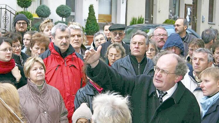 Josef Motschmann war einer, dem die Menschen gerne zuhörten, sei es als Mundartdichter oder bei seinen heimatgeschichtlichen Führungen (wie hier, 2004, in Burgkunstadt). Fotos: Matthias Einwag / Anja Schmitt