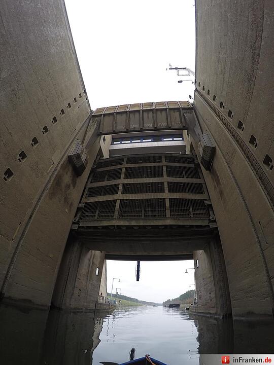 Auf Foto-Tour im  Inneren der Schleuse Erlangen