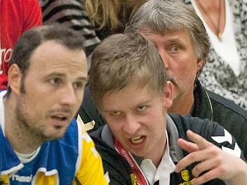 Florian Dotterweich ist ein "Vollblut-HSCler"! Der Geschäftsführer für Finanzen und Personal hat seinen Job bei den Coburger Handballern von der Pieke auf gelernt. Er begann als Azubi, wurde Büroleiter, spielte selbst in der Jugend und im Bezirksoberliga-Team. Und er gab sogar dem einen oder anderen Profi wertvolle Tipps auf der Trainerbank. So wie 2010 dem Spanier Jonathan Rivera; im Hintergrund Jürgen Walther. Foto: Archiv