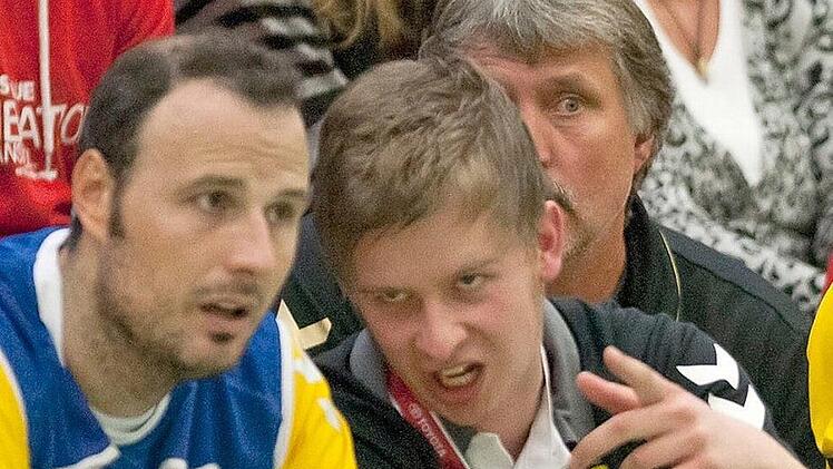 Florian Dotterweich ist ein "Vollblut-HSCler"! Der Geschäftsführer für Finanzen und Personal hat seinen Job bei den Coburger Handballern von der Pieke auf gelernt. Er begann als Azubi, wurde Büroleiter, spielte selbst in der Jugend und im Bezirksoberliga-Team. Und er gab sogar dem einen oder anderen Profi wertvolle Tipps auf der Trainerbank. So wie 2010 dem Spanier Jonathan Rivera; im Hintergrund Jürgen Walther. Foto: Archiv