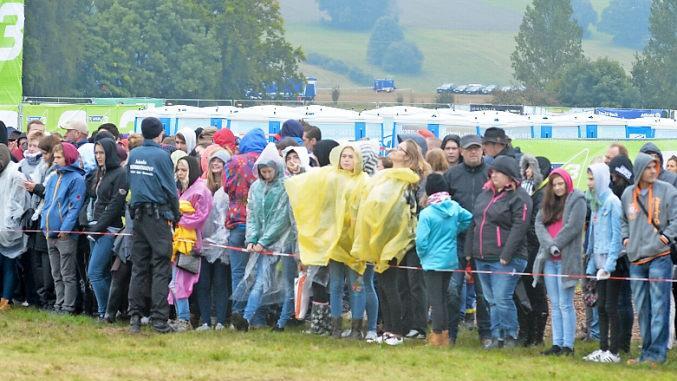 Es gibt kein schlechtes Wetter, nur schlechte Kleidung: Das scheint beim Dorffest am Samstag zum Motto geworden zu sein .  Foto: Ronald Rinklef