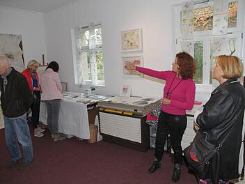 Die Besucher konnten sich im Atelier der Eggolsheimer Künstlerin Michaela Schwarzmann umsehen und dort ihre und die Werke zweier weiterer regionaler Künstler betrachten.   Mathias Erlwein