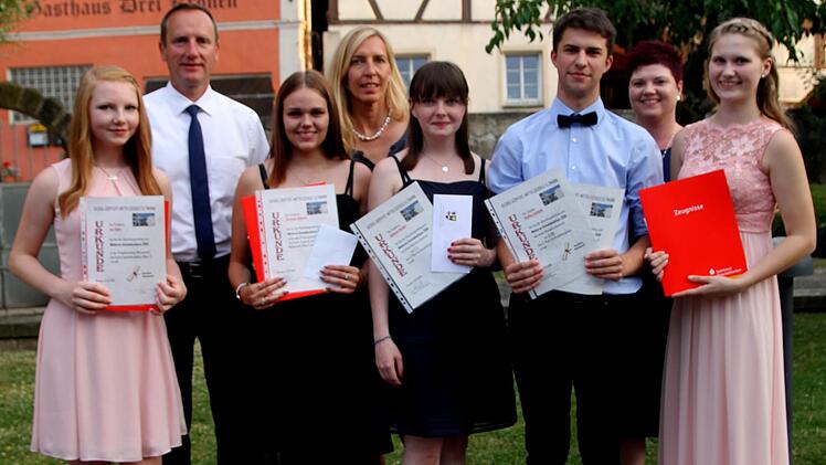 Diese Schüler erreichten den Abschluss der Mittleren Reife: in der vorderen Reihe, von links, Lea Knorr, Christine Huberth, Johanna Herbst, Steffen Schlicht und Lena Schirling; hintere Reihe, von links Bürgermeister Michael Ziegler, Konrektorin Cornelia Heid und Elternbeiratsvorsitzende Verena SchirlingGünther Geiling