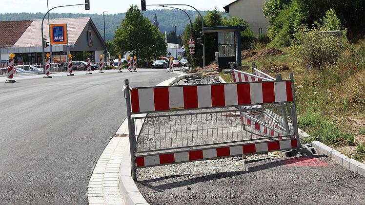 In wenigen Wochen dürfen sich die Brückenauer endlich über eine neue Straße freuen - ohne Verzögerungen durch eine Ampelanlage. Bild: Julia Raab