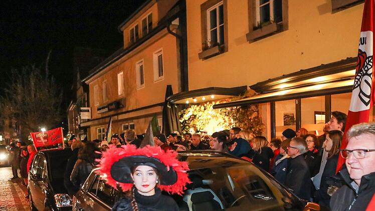 Farbenfrohe   Mahnwache:  Gegenüber dem Gasthaus Resengörg   versammelten sich   rund 200 Protestierende. Barbara Herbst
